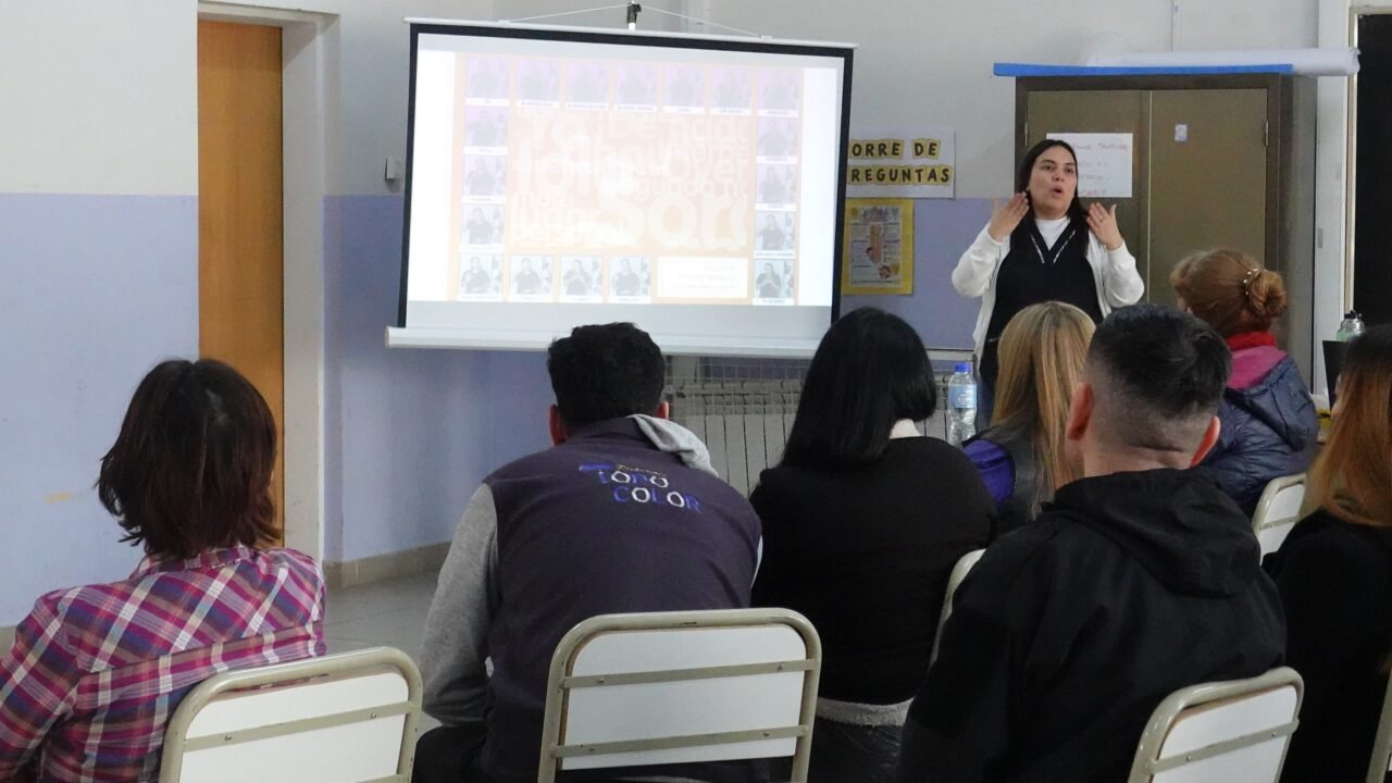 Llevan adelante charla de sensibilización sobre personas sordas e hipoacúsicas en Río Gallegos