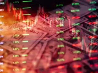 Tensa jornada en el mercado tras la suba del riesgo país: el Gobierno sigue de cerca los movimientos de acciones y bonos