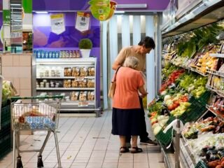 El consumo de las familias volvió a caer en agosto y registró una baja interanual del 1,1%