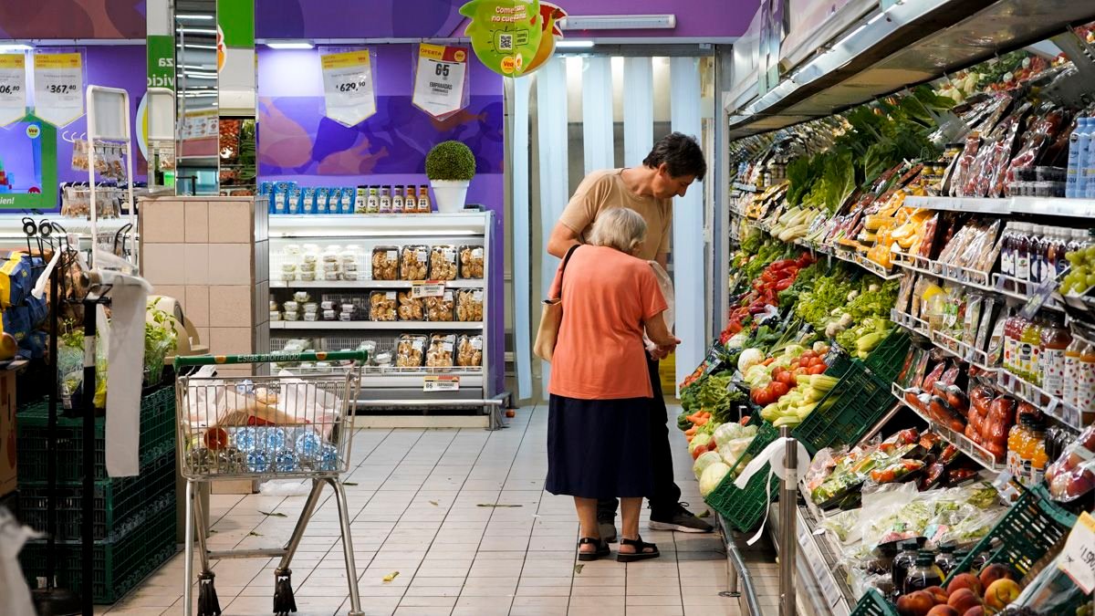 El consumo de las familias volvió a caer en agosto y registró una baja interanual del 1,1%