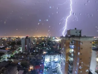 ¡Llegó la primavera! Suben las temperaturas, pero rige una alerta roja por lluvia para varias localidades