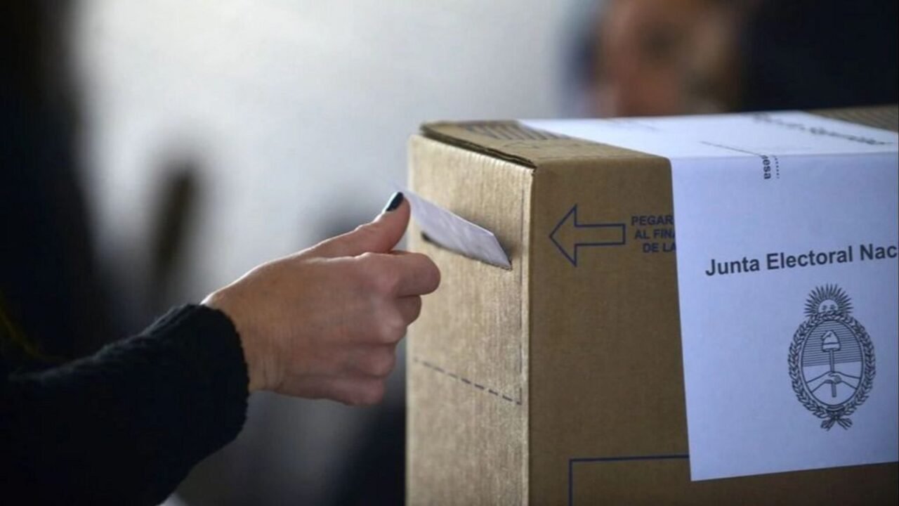 Encuesta: el peronismo se beneficia en un escenario de polarización y podría ganarle a Milei