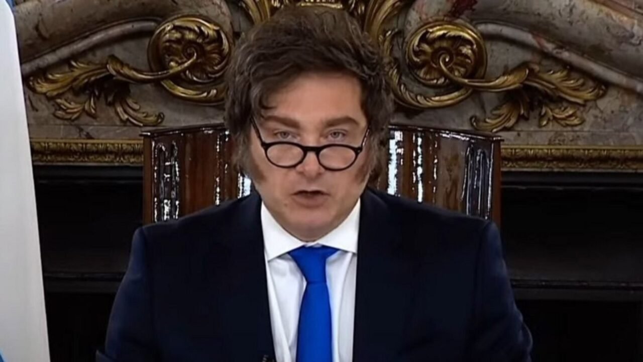 Milei encabeza una nueva reunión de Gabinete y viaja a Neuquén y Catamarca