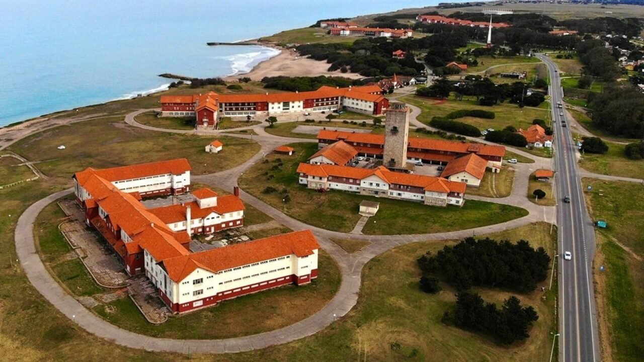 Privatizan Chapadmalal: abrieron la licitación de seis de sus hoteles