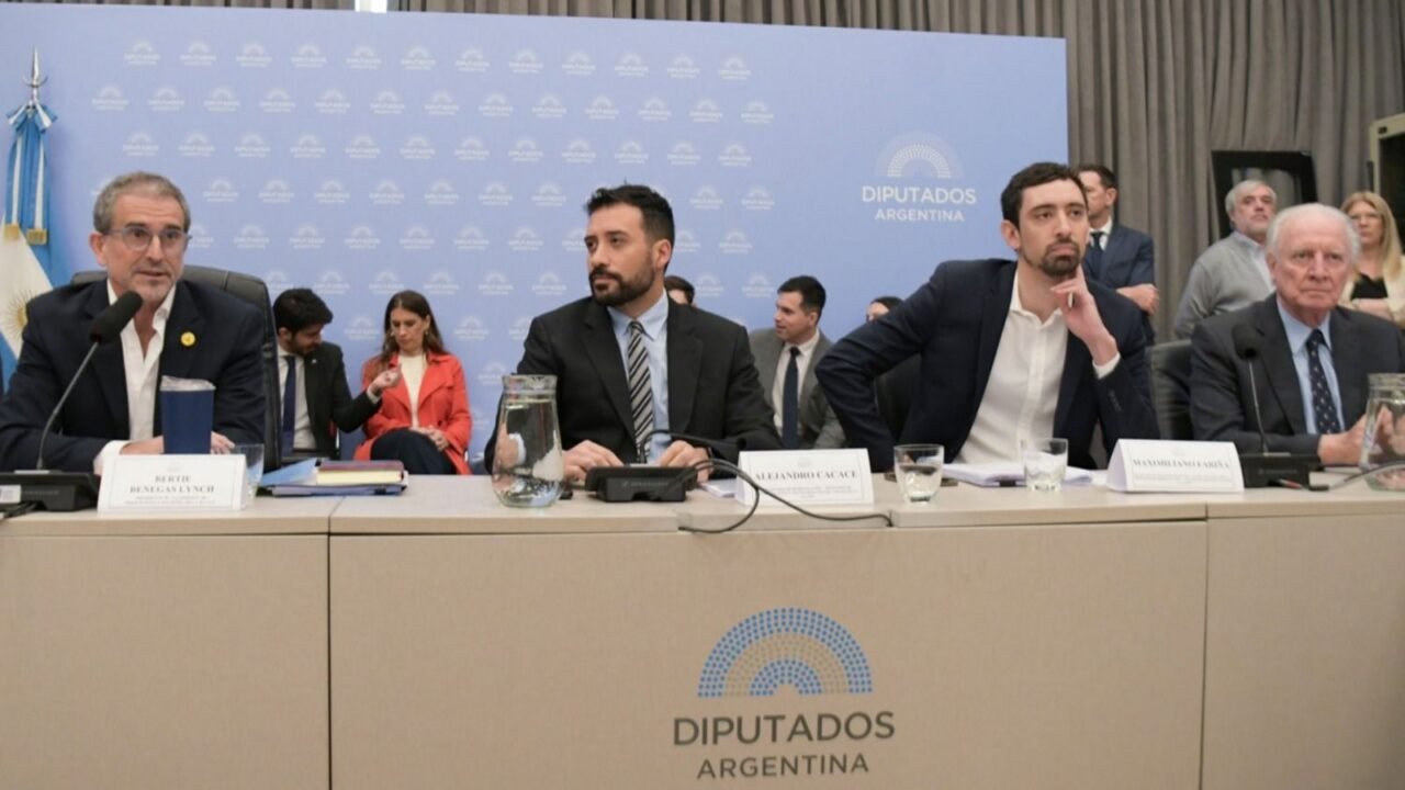 LLA sigue en busca de las firmas para el presupuesto 2027, mientras siguen las exposiciones de funcionarios en Diputados
