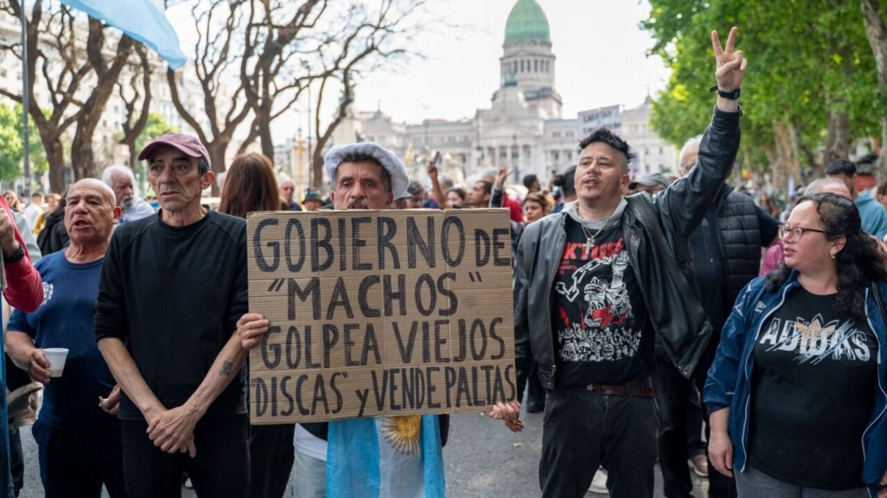 Jubilados volvieron a marchar al Congreso contra el ajuste de Milei y la falta de medicamentos