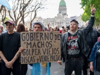 Jubilados volvieron a marchar al Congreso contra el ajuste de Milei y la falta de medicamentos