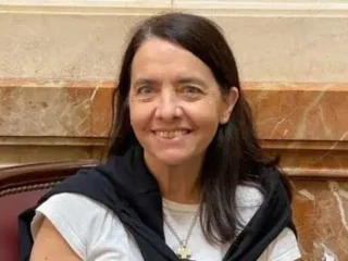 Quién es Carmen Álvarez Rivero, la senadora libertaria que niega el debate por el nuevo Estatuto del Periodista