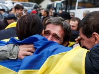Reunidos tras 1.711 días: evacuados de Oleshky regresan a Ucrania en virtud de un alto el fuego mediado por Melania Trump