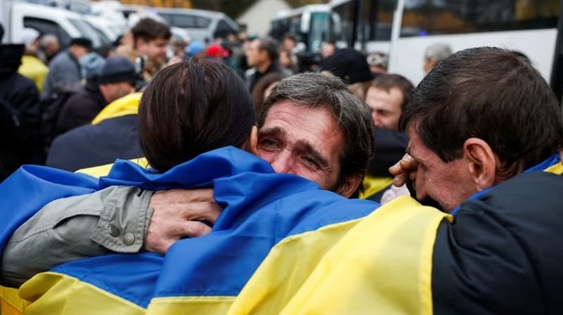Reunidos tras 1.711 días: evacuados de Oleshky regresan a Ucrania en virtud de un alto el fuego mediado por Melania Trump