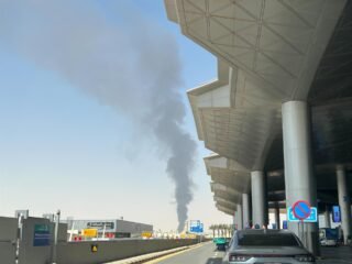 Arabia Saudita extendió hasta el sábado el cierre del aeropuerto de Riad tras los ataques hutíes que dejaron 13 muertos y 300 heridos