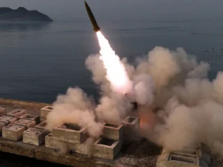 El régimen de Corea del Norte lanzó “alrededor de una docena” de misiles balísticos hacia el Mar de Japón