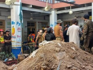 Al menos 27 estudiantes y un profesor murieron tras el colapso del techo de una escuela en Pakistán