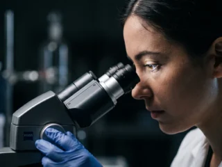 Reino Unido creará un laboratorio de bioseguridad con IA financiado con OpenAI y Anthropic