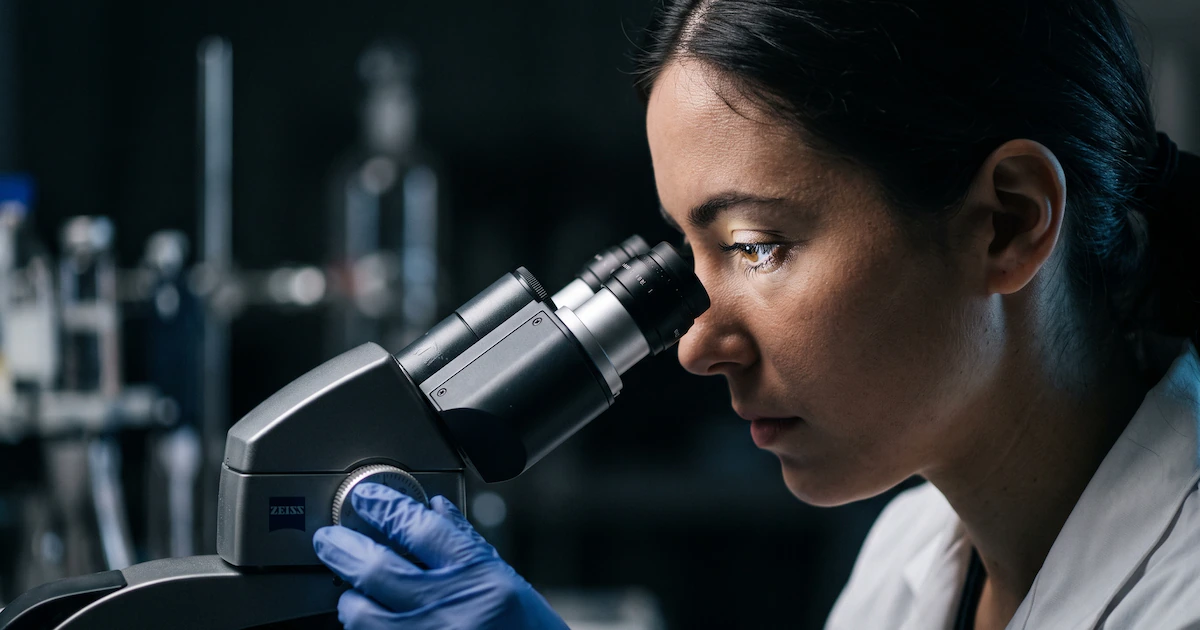Reino Unido creará un laboratorio de bioseguridad con IA financiado con OpenAI y Anthropic