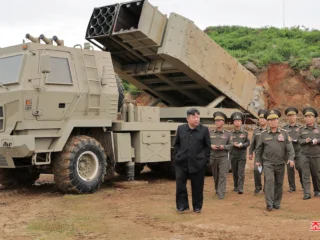 El dictador Kim Jong-un exigió a empresas norcoreanas acelerar la “revolución militar” y construir el ejército más fuerte