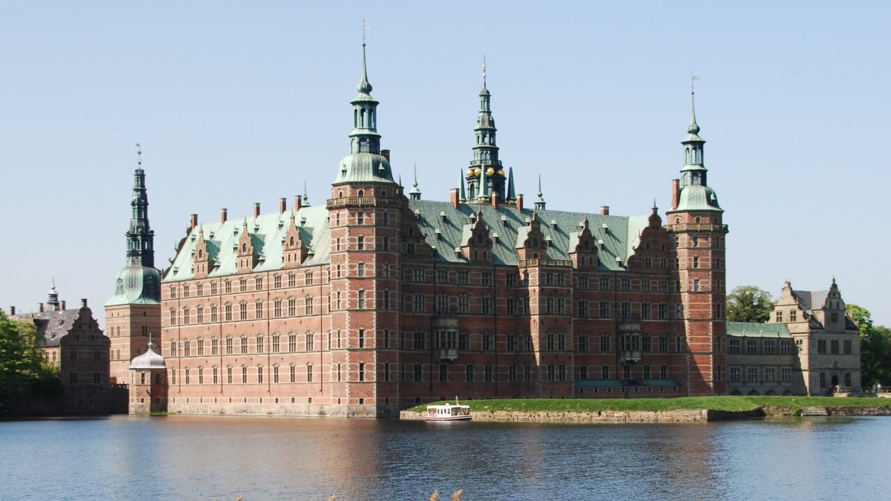 Un incendio lo devastó en 1859, pero logró guardar 500 años de historia danesa: así es el Palacio de Frederiksborg