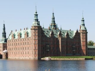 Un incendio lo devastó en 1859, pero logró guardar 500 años de historia danesa: así es el Palacio de Frederiksborg