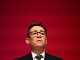Burnham prometió publicar sus contactos con el Manchester City tras el fallo que condenó al club por más de 100 infracciones financieras