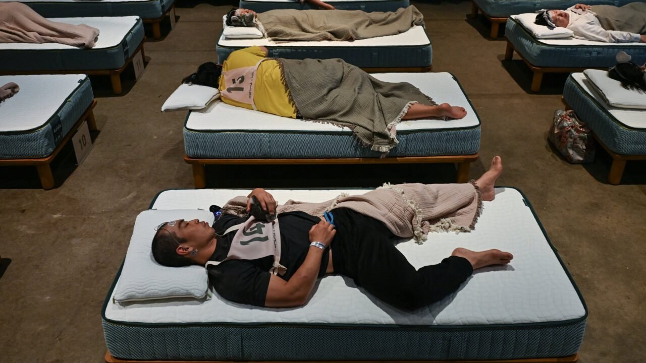 Así es el curioso campeonato de dormir que Japón organiza para crear conciencia sobre su déficit crónico de sueño
