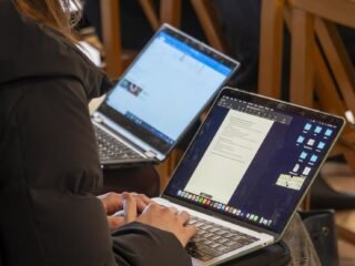 La escasez de memoria por la IA hace caer 20% los envíos de computadoras en el mundo