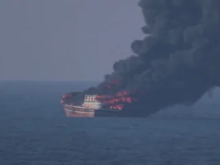 La Guardia Revolucionaria iraní reportó explosiones e incendios en tres petroleros por minas en el estrecho de Ormuz