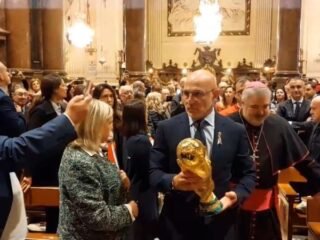 Luis de la Fuente ofrece la Copa del Mundo a la Virgen del Pilar | CNN