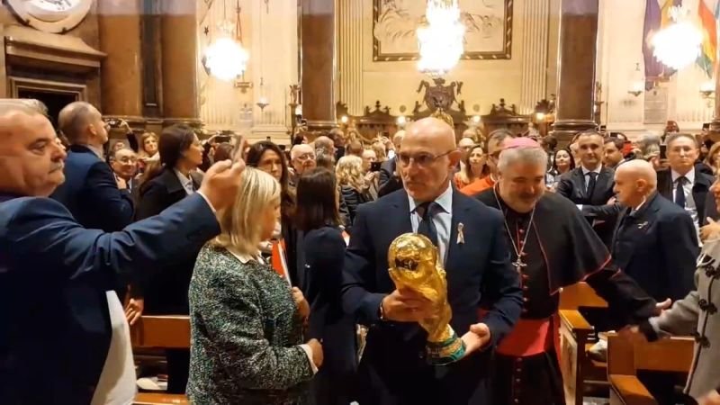 Luis de la Fuente ofrece la Copa del Mundo a la Virgen del Pilar | CNN