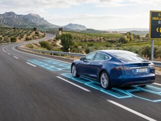 Convertir las carreteras en cargadores para autos eléctricos es posible: así es la propuesta en Japón