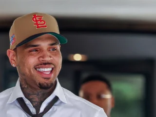 Chris Brown recibe condena de ocho meses suspendida por ataque en Londres