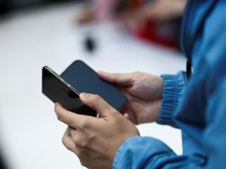Apple reveló que arreglar la pantalla plegable del iPhone Duo sale casi tan caro como comprar otro