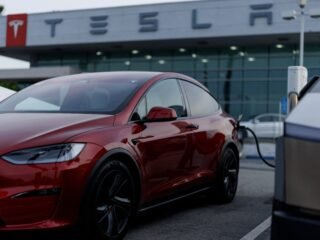Tesla ahora permite interrumpir la carga del carro y arrancar rápido si tienes una emergencia