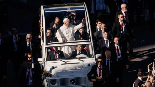 El Vaticano inauguró una exposición con ocho modelos de papamóvil utilizados desde 1930