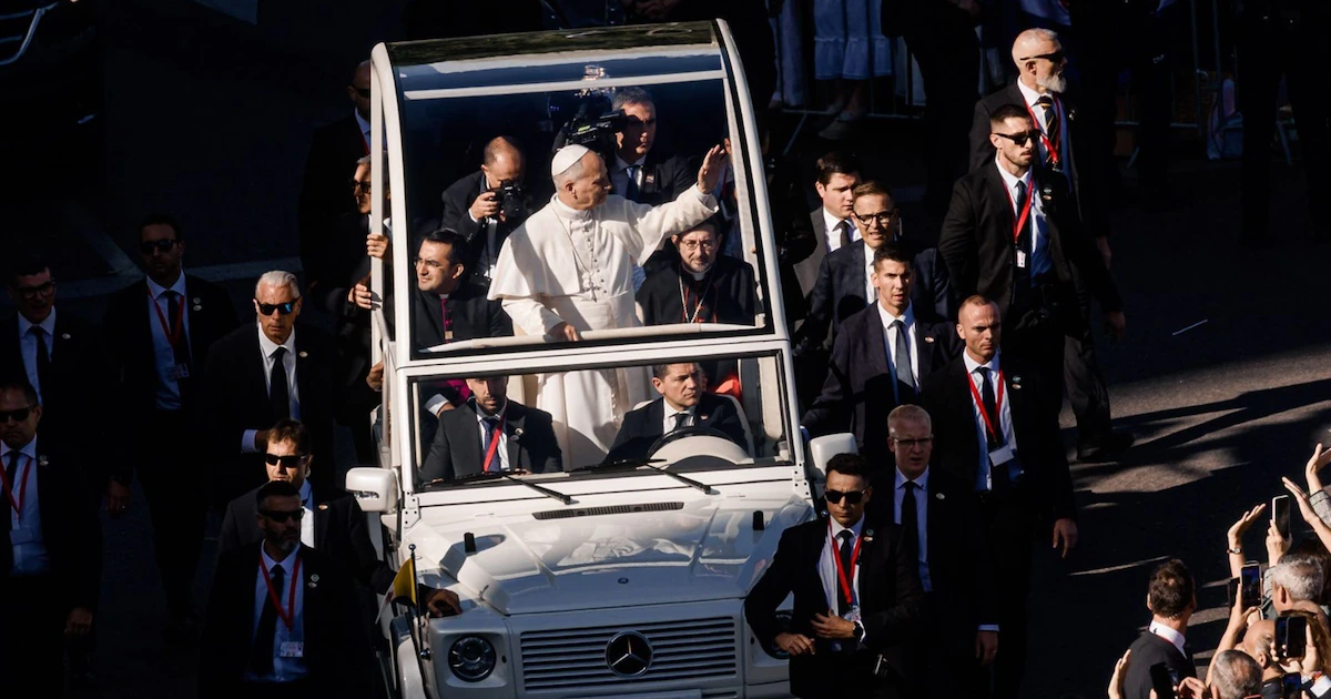 El Vaticano inauguró una exposición con ocho modelos de papamóvil utilizados desde 1930
