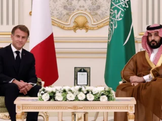 Visita sorpresa de Macron a Arabia Saudita en plena ofensiva de los rebeldes hutíes: Bin Salman le garantizó diésel para Francia
