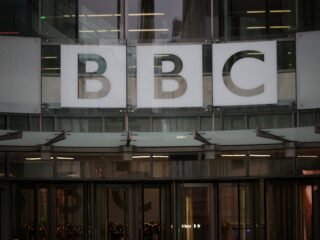 El Reino Unido estudia una “tasa Netflix” para financiar a una BBC en aprietos