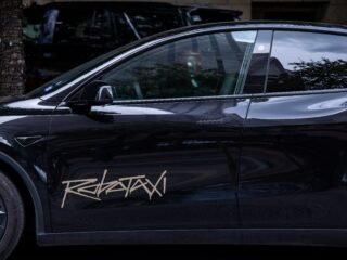 Tesla activó un asistente de IA que hace compras y envía mensajes del pasajero durante los viajes en el robotaxi