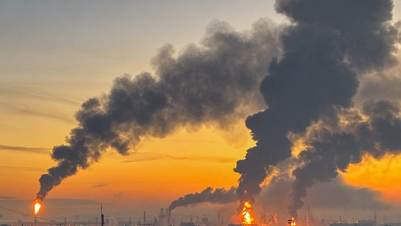 Ucrania reanudó sus bombardeos contra las refinerías rusas y lanzó una ofensiva a una región cercana a Moscú