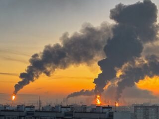 Ucrania reanudó sus bombardeos contra las refinerías rusas y lanzó una ofensiva a una región cercana a Moscú