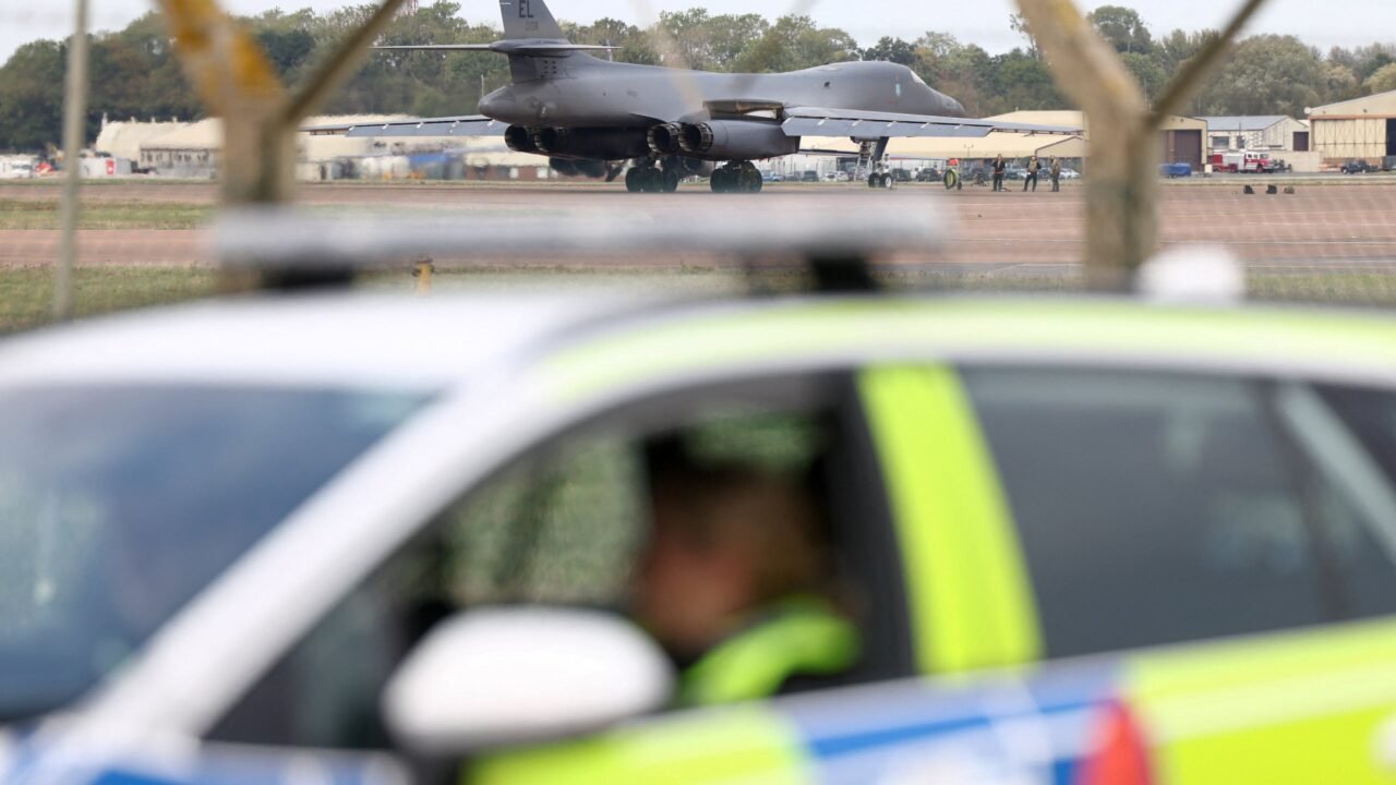 EEUU retiró sus bombarderos de la base británica de Fairford mientras Londres investiga un presunto complot vinculado a Irán