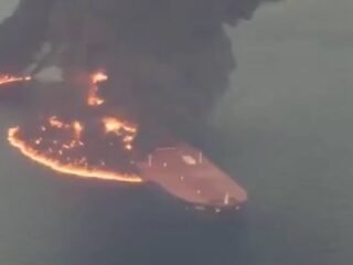 Irán informó que un superpetrolero se incendió tras chocar con una mina marítima al salir del estrecho de Ormuz