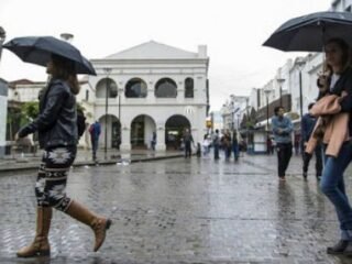 Domingo para quedarse bajo techo: hasta qué hora seguirá la lluvia en Salta