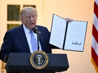 Donald Trump suspendió las sanciones del Congreso contra Rusia por “interés nacional”