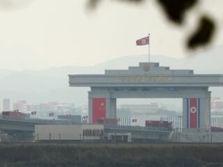 Tras 16 años de retrasos, China inauguró un nuevo puente fronterizo con Corea del Norte