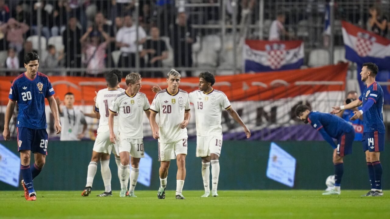 España remontó ante Croacia y cerró con una victoria una jornada cargada de goles en la Nations League