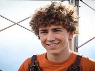 Walker Scobell revela que recibe borradores de los libros de Rick Riordan como un privilegio de interpretar a Percy Jackson