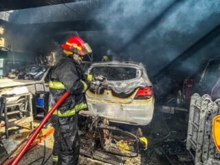 Incendio en un taller en Río Gallegos: un auto quedó destruido y otros cuatro fueron afectados