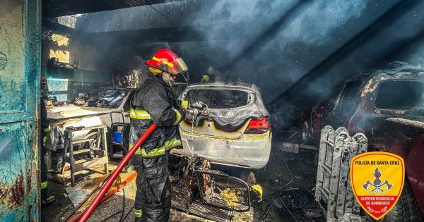 Incendio en un taller en Río Gallegos: un auto quedó destruido y otros cuatro fueron afectados