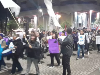 Dolor en Plaza Belgrano: conmovedora marcha de antorchas por el femicidio de la docente Nancy Godoy