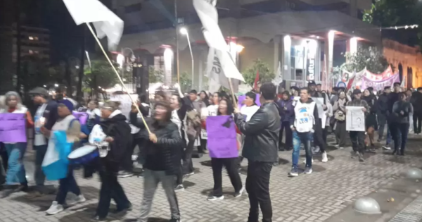 Dolor en Plaza Belgrano: conmovedora marcha de antorchas por el femicidio de la docente Nancy Godoy